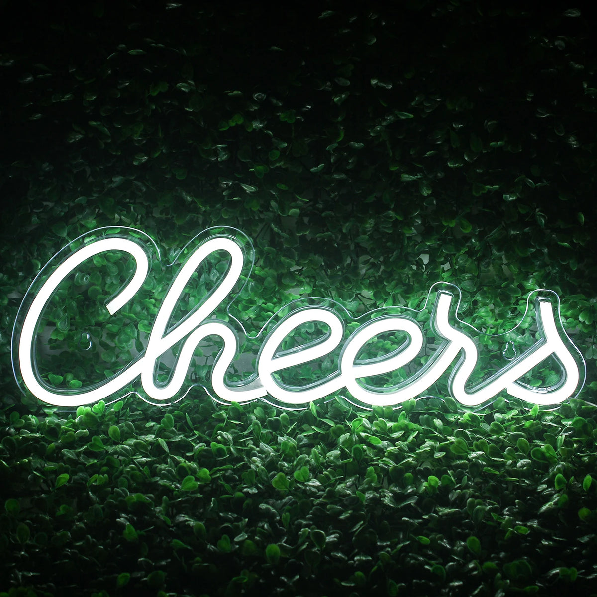 Auf einem leuchtenden LED-Neonschild steht das Wort „Cheers“ in einer verspielten Schreibschrift.