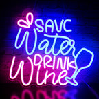 Das Bild zeigt ein leuchtendes LED-Neonschild mit dem Satz „Save Water Drink Wine“ in einer stilvollen und verspielten Schriftart.