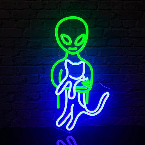 Das Bild zeigt ein lebendiges, preisgünstiges LED-Neonschild in Form eines grünen Aliengesichts.