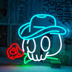 Ein beleuchtetes LED-Neonschild mit einem stilisierten Cowboy-Totenkopf, der mit einem klassischen Cowboy-Hut verziert ist.