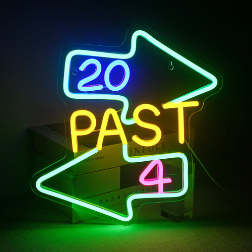 Das Bild zeigt ein handgefertigtes LED-Neonschild mit dem Satz „20 nach 4“ in einer stilvollen Schreibschrift.
