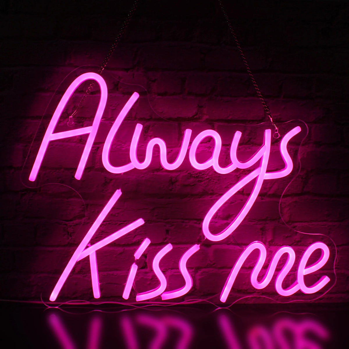 Das Bild zeigt ein stilvolles, handgefertigtes LED-Neonschild mit der Aufschrift „Always Kiss Me“ in Schreibschrift.
