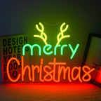 Das Bild zeigt ein handgefertigtes LED-Neonschild, auf dem in einer eleganten, fließenden Schrift hell „Frohe Weihnachten“ steht.