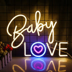 Auf einem leuchtend pinkfarbenen Neonschild sind die Worte „Baby Love“ in einer verspielten Schreibschrift zu lesen.