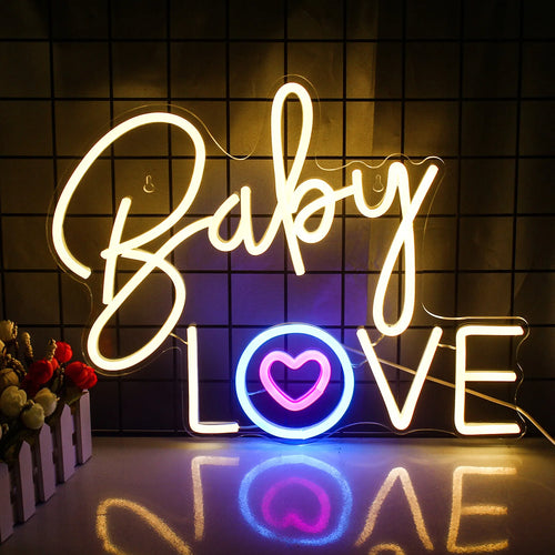 Auf einem leuchtend pinkfarbenen Neonschild sind die Worte „Baby Love“ in einer verspielten Schreibschrift zu lesen.