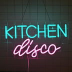 Das Bild zeigt ein leuchtendes LED-Neonschild mit der Aufschrift „Kitchen Disco“ in verspielter, kursiver Schrift.