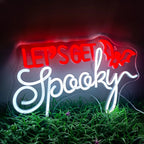Das Bild zeigt ein leuchtendes LED-Neonschild mit den Worten „Let’s Get Spooky“ in einer fetten, ausgefallenen Schriftart.
