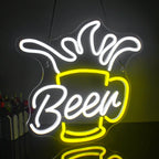 Das Bild zeigt ein leuchtendes LED-Neonschild in Form eines schaumigen Bierkrugs.