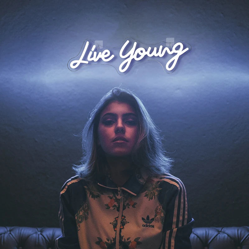 Live Young – LED-Neon-Schriftzug (5 V USB)