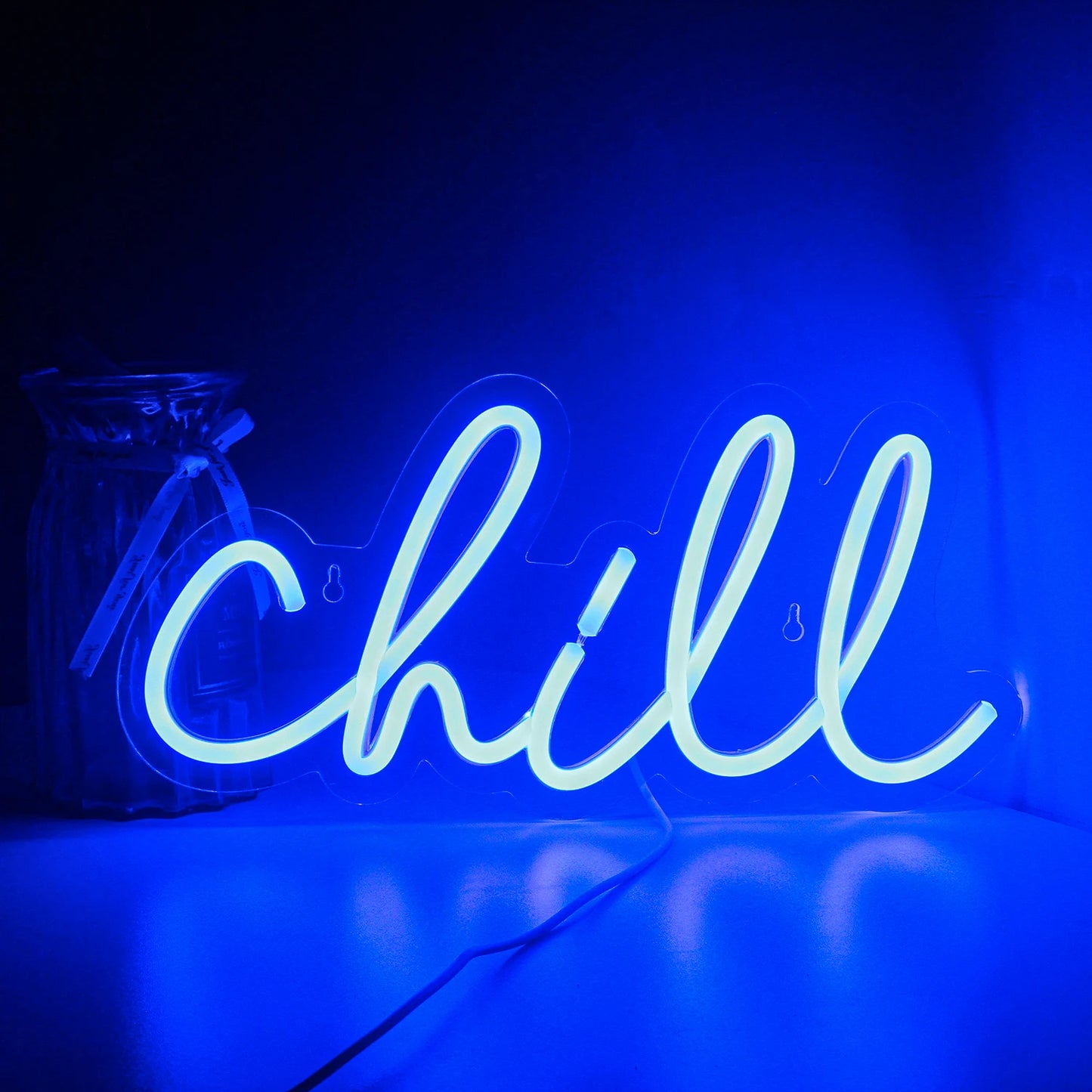 Das Bild zeigt ein „Chill“-LED-Neonschild mit dem Wort „Chill“ in lebendiger Schreibschrift.