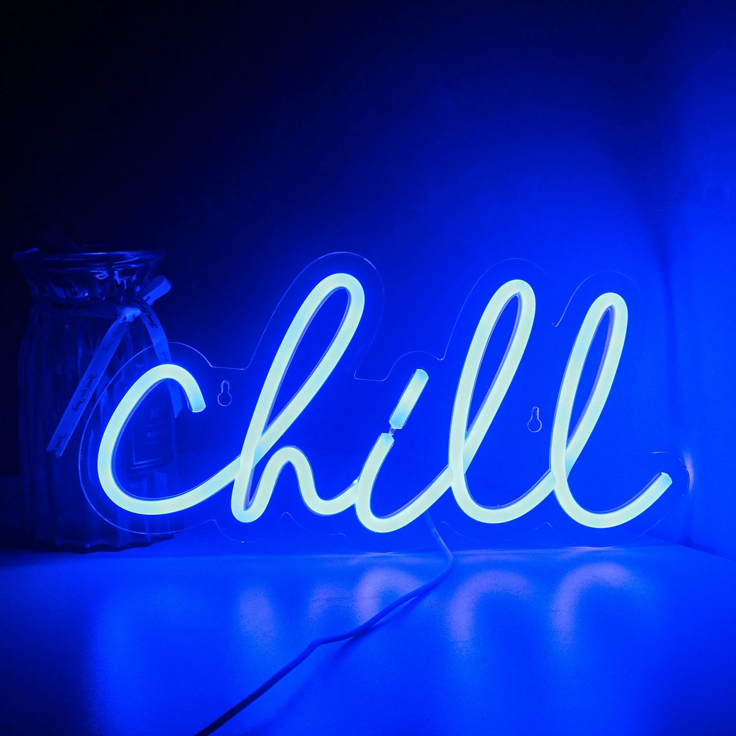 Das Bild zeigt ein „Chill“-LED-Neonschild mit dem Wort „Chill“ in lebendiger Schreibschrift.