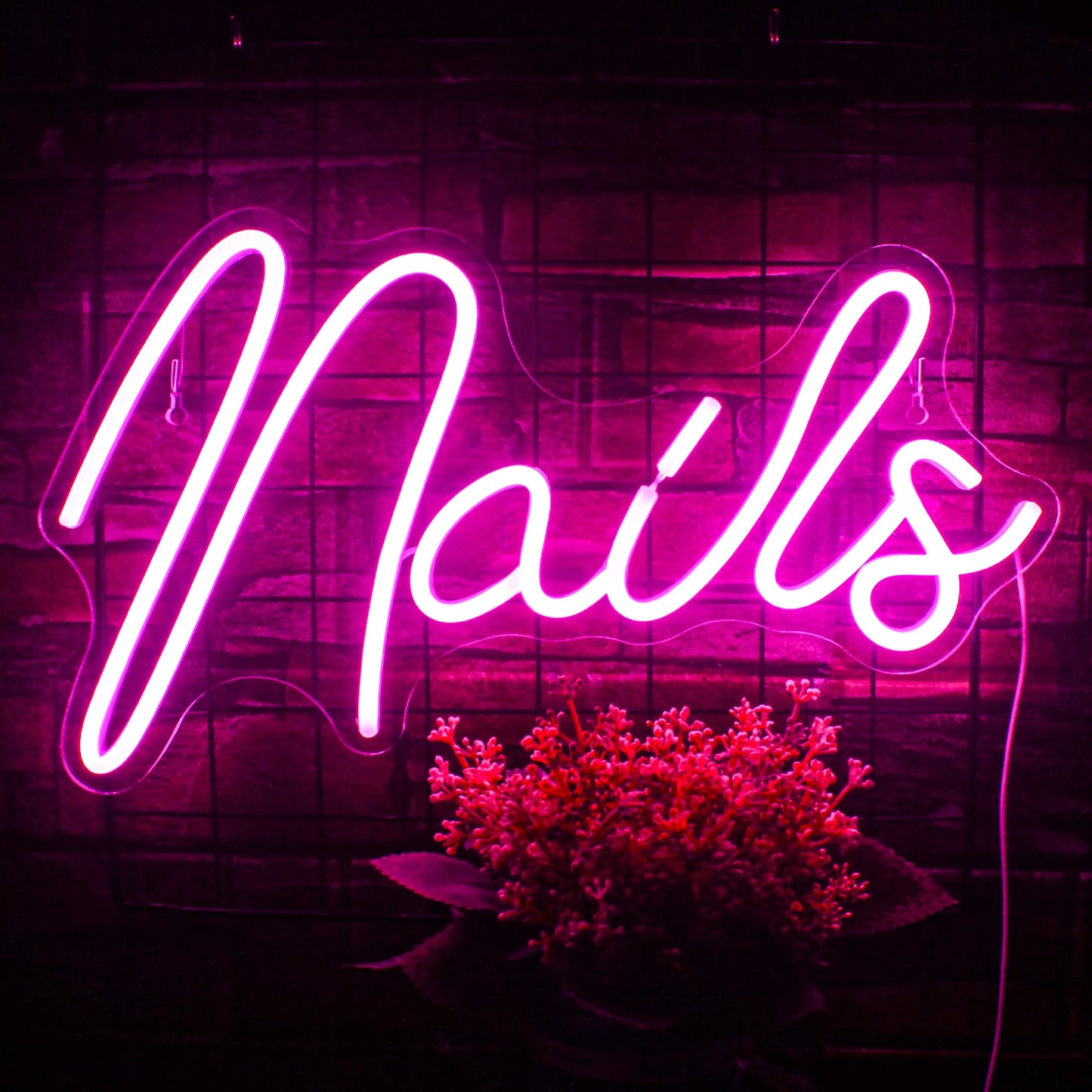 Das Bild zeigt ein handgefertigtes LED-Neonschild in Form eines Fingernagels.