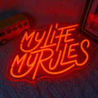 Ein leuchtendes LED-Neonschild mit den Worten „My Life My Rules“ in einer lebendigen Schreibschrift.