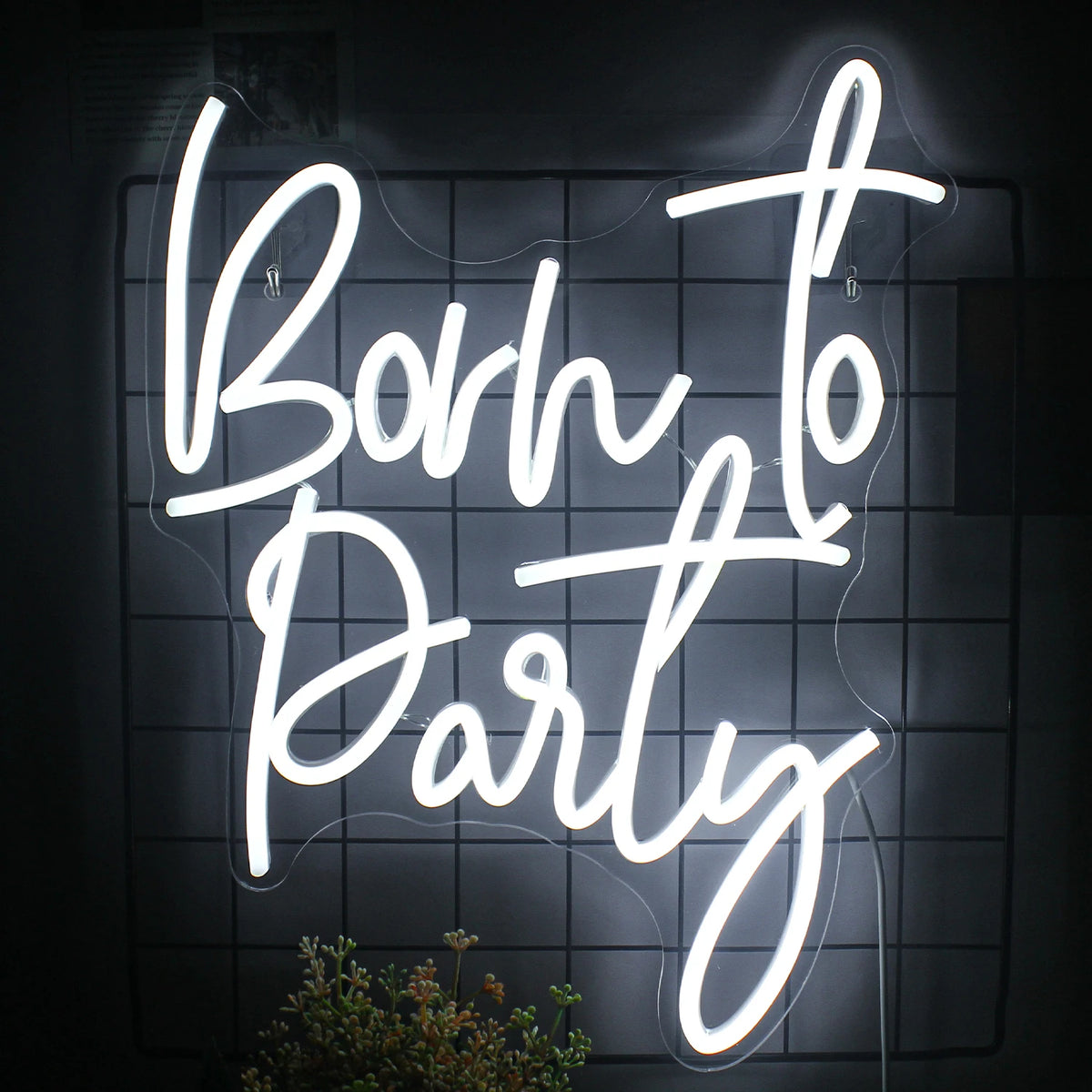 Das Bild zeigt ein leuchtendes LED-Neonschild mit der Aufschrift „Born to Party“.