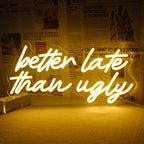 Ein leuchtendes LED-Neonschild mit dem Satz „Better Late Than Ugly“ in einer stilvollen handgeschriebenen Schreibschrift.