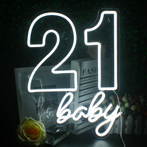 Ein leuchtendes LED-Neonschild mit den Worten „Happy Birthday“ in einer verspielten, kursiven Schriftart.