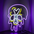 Ein leuchtendes LED-Neonschild in Form eines Skeletts.