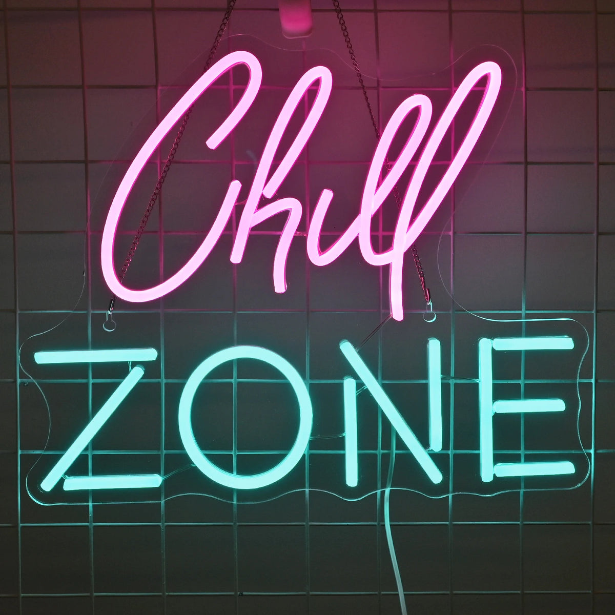 Das Bild zeigt ein leuchtendes LED-Neonschild mit den Worten „Chill Zone“ in einer stilvollen Schreibschrift.