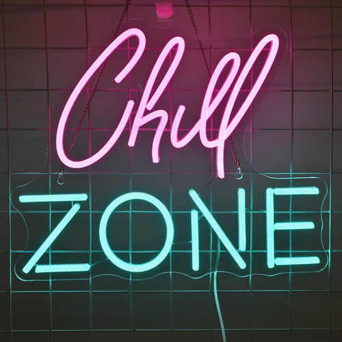 Das Bild zeigt ein leuchtendes LED-Neonschild mit den Worten „Chill Zone“ in einer stilvollen Schreibschrift.