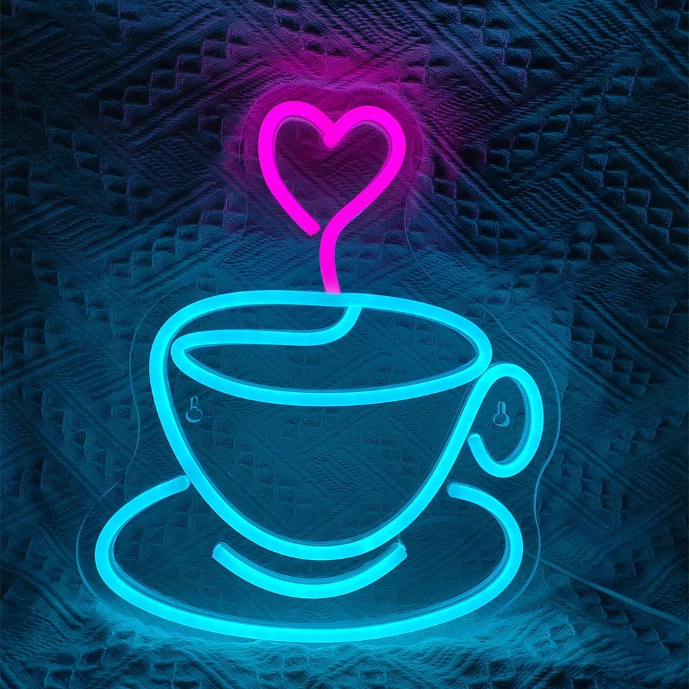 Ein leuchtendes LED-Neonschild in Form einer dampfenden Kaffeetasse, darüber ein Herzsymbol.
