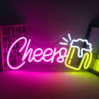 Das Bild zeigt ein leuchtendes „Cheers“-LED-Neonschild, das vor einem dunklen Hintergrund leuchtet.