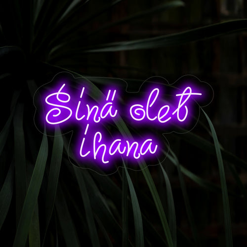 „Sin� Olet Ihana Neon Sign“ verleiht mit seiner bejahenden Botschaft einen Hauch von Schönheit und verbreitet einen warmen und positiven Schein für eine erhebende und ermutigende Atmosphäre in Ihrem Raum.