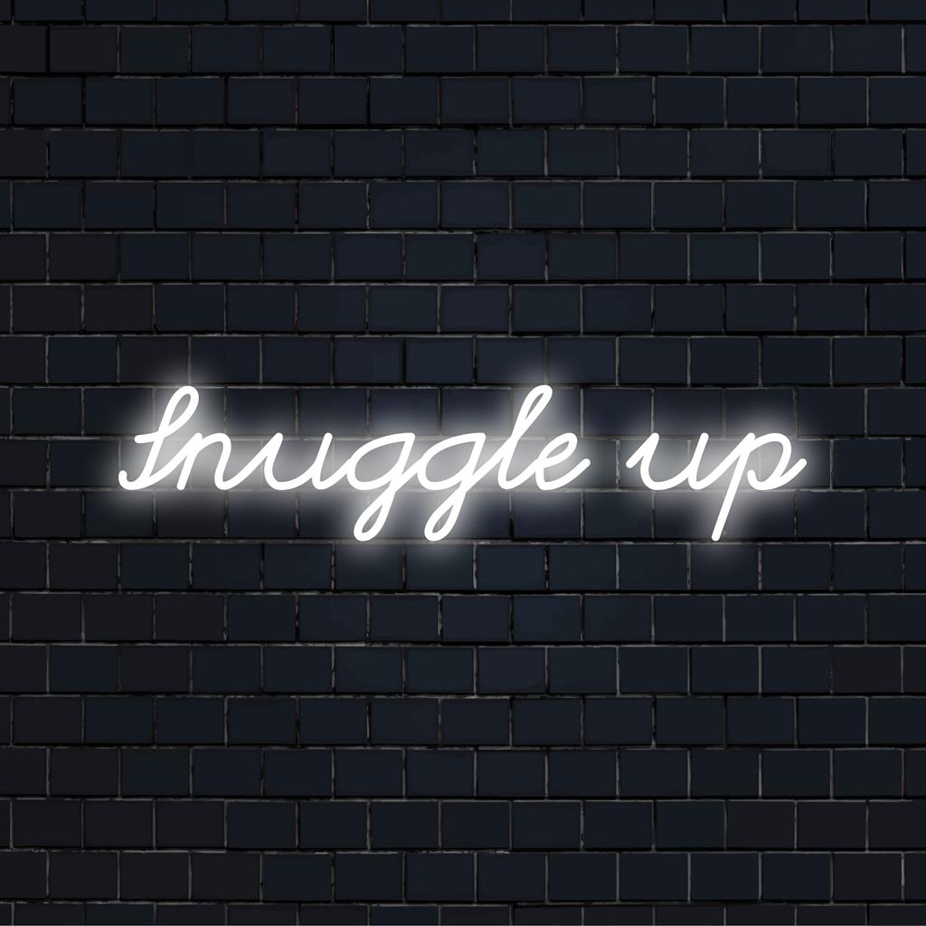 Das Neonschild „Snuggle Up“ leuchtet mit einem lebendigen, warmen Licht – perfekt für gemütliche Räume. Individuelle LED-Neon-Wärme. [Bild: Ambiente-Dekor]