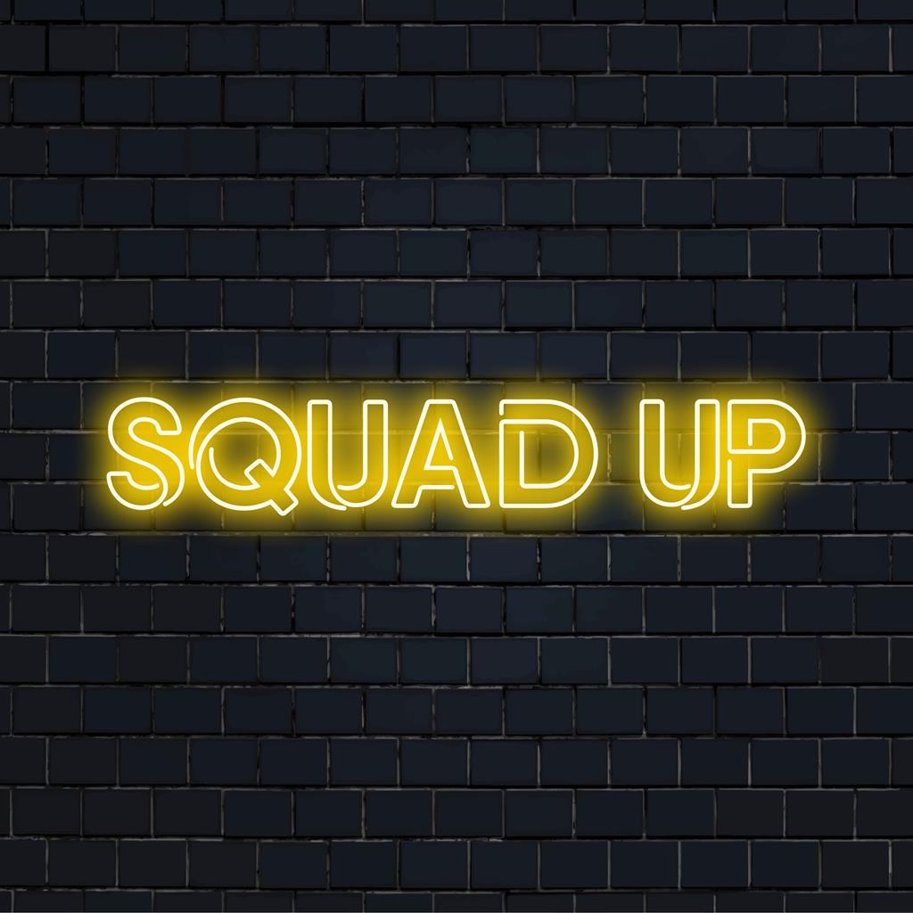 LED-Neonschild mit „Squad Up“ in kräftiger Typografie; perfekt für Gruppenräume oder Veranstaltungen. Energiegeladenes und anpassbares Neondekor.