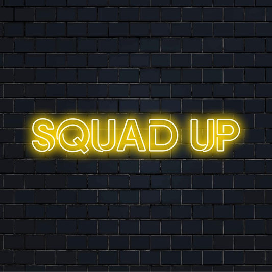 LED-Neonschild mit „Squad Up“ in kräftiger Typografie; perfekt für Gruppenräume oder Veranstaltungen. Energiegeladenes und anpassbares Neondekor.