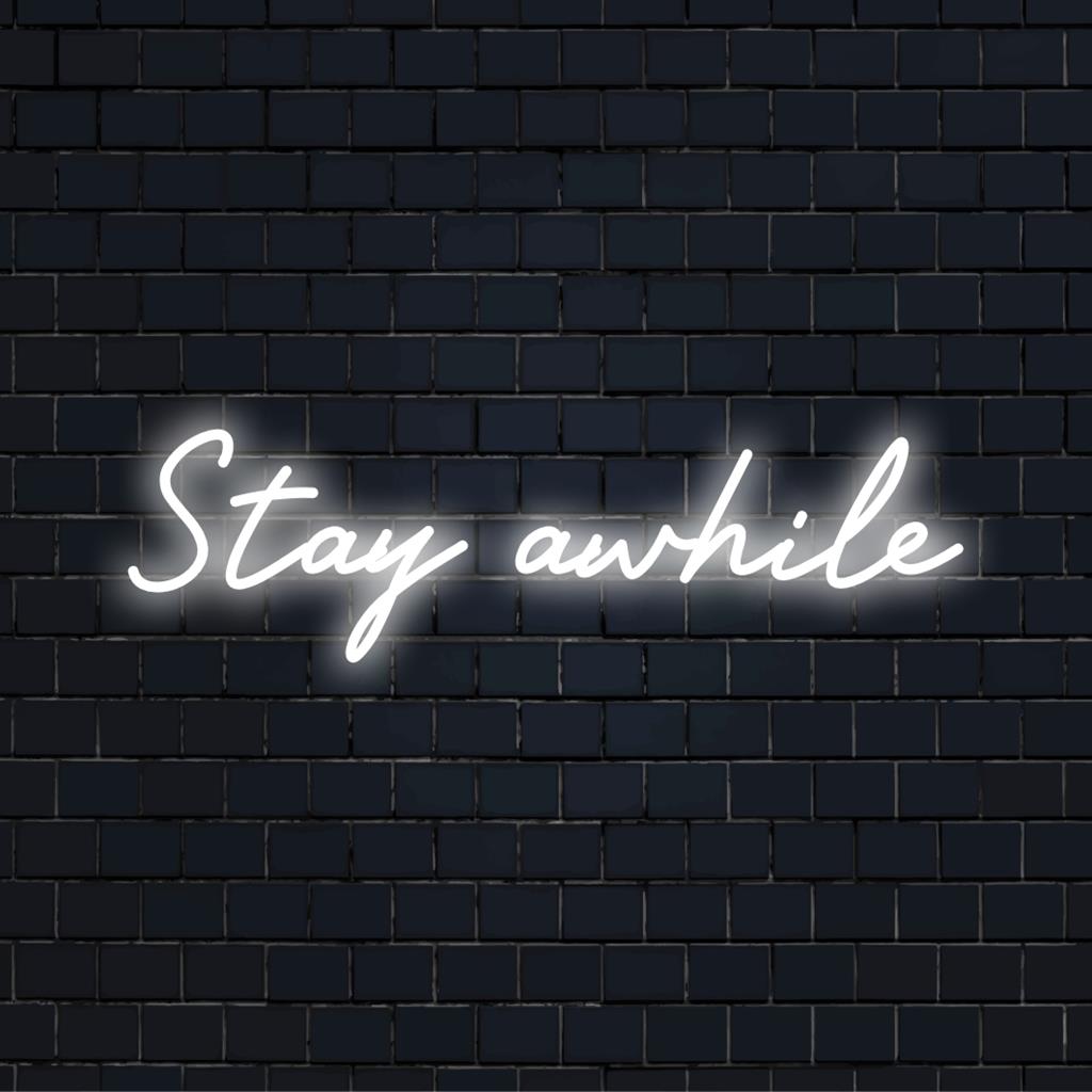 Maßgeschneidertes „Stay Awhile“-LED-Neon, das Wortkunst und Lichtdekor vereint und mit seinem einladenden Schein jeden Raum verwandelt.