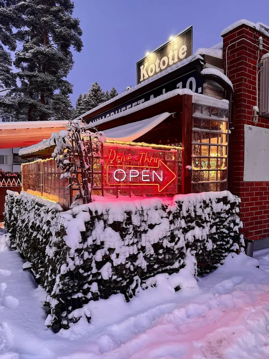 Drive-Thru-LED-Neonschild mit OPEN-Schriftzug im Außenbereich des Restaurants Kototie im verschneiten Seinäjoki