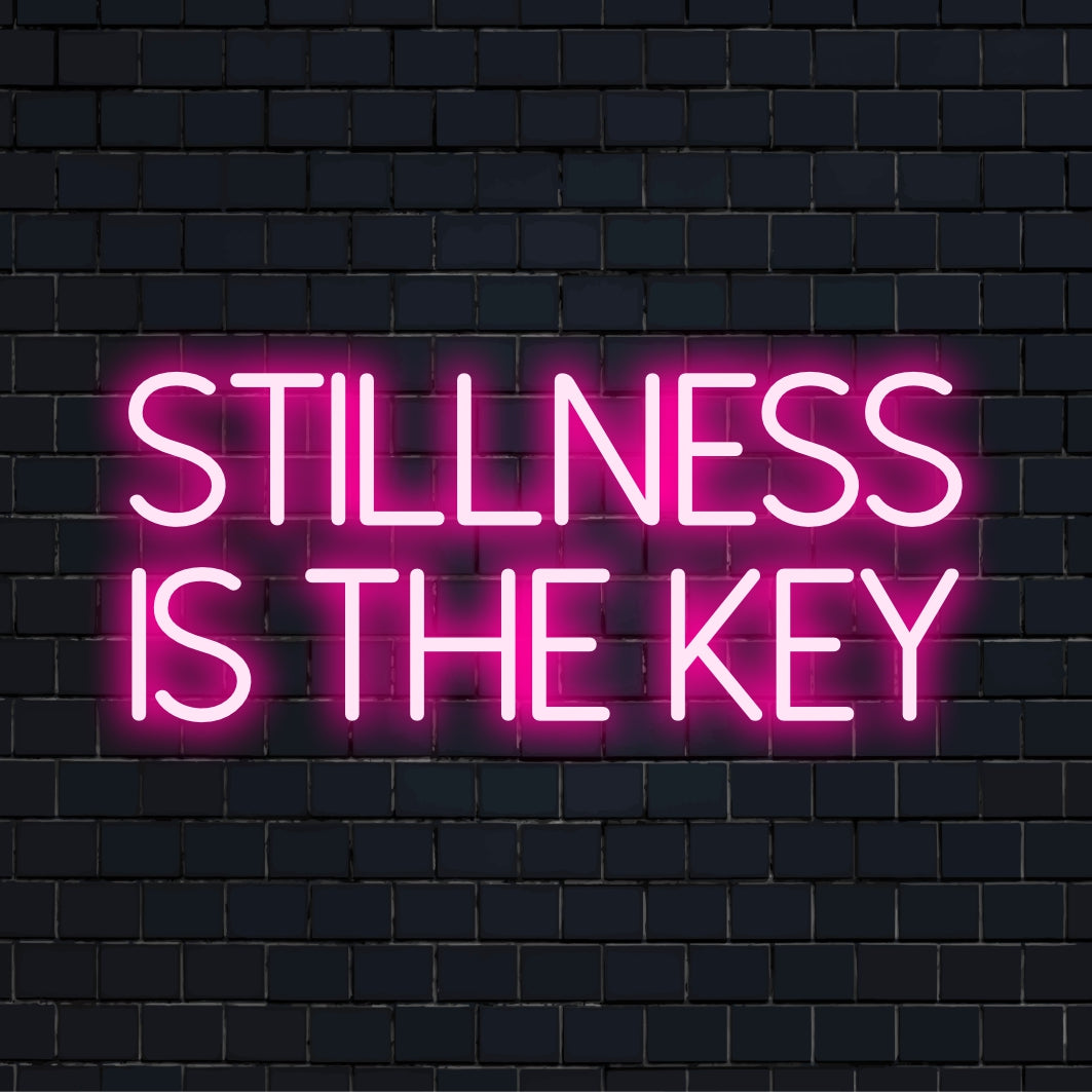 Individuelles LED-Neonschild mit den Worten „Stille ist der Schlüssel“, perfekt für personalisierte Neon-Wandkunst oder inspirierende Dekoration.