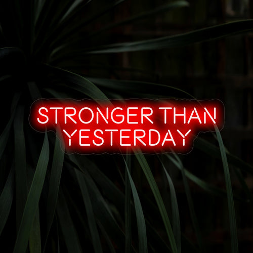 Das Neonschild „Stronger Than Yesterday“ strahlt mit seinem widerstandsfähigen Mantra Ermächtigung aus, verbreitet einen kräftigen Glanz und schafft eine Atmosphäre, die in Ihrem Raum Stärke und Ausdauer fördert.
