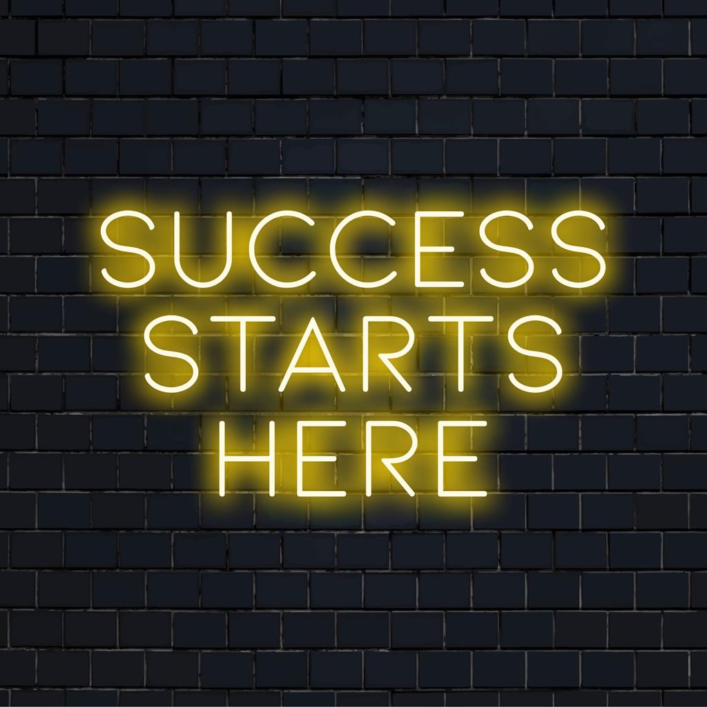LED-Neonschild mit der Aufschrift „Success Stars Here 2“ mit leuchtenden bläulich-weißen LEDs, perfekt für eine lebendige Neon-Wandkunstdekoration.
