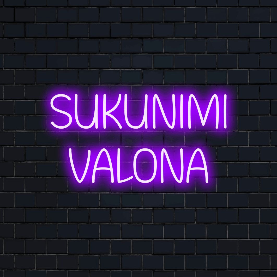LED-valokyltti tekstillä "Sukunimi valona"