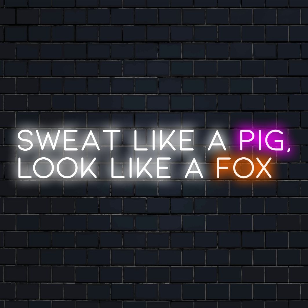 Ein LED-Neonschild mit dem Text „Sweat Like A Pig, Look Like A Fox“, das motivierende Kunst mit stilvollem Lichtdekor verbindet.