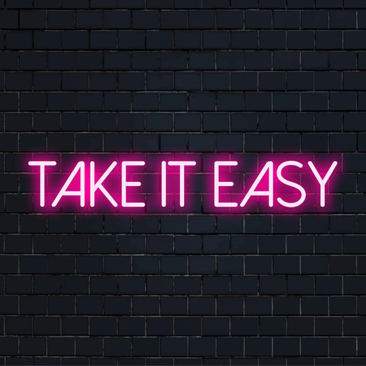 Lebendiges, individuelles LED-Neonschild für eine entspannte Atmosphäre mit dem Satz „Take It Easy“. Perfekte Neon-Zitatkunst für jeden Raum.