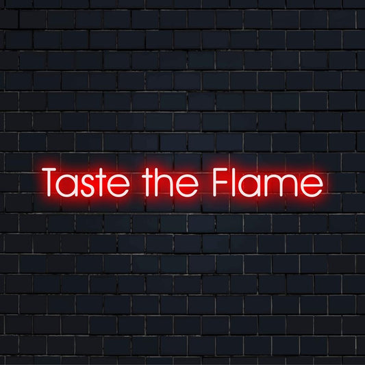 Das leuchtende, individuell angefertigte LED-Neonschild mit der Aufschrift „Taste The Flame“ strahlt feurige Energie aus und ist perfekt für dynamische Räume.