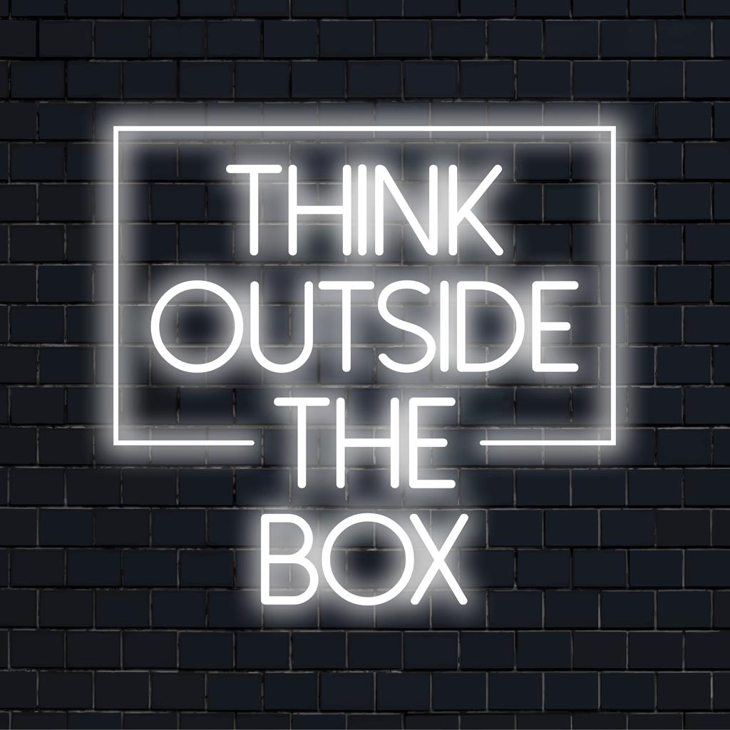 Das LED-Neonschilddesign „Think Outside The Box“ zeichnet sich durch kräftige, lebendige Buchstaben aus; ideale Neonlichtdekoration für personalisierte Neontextkunst.