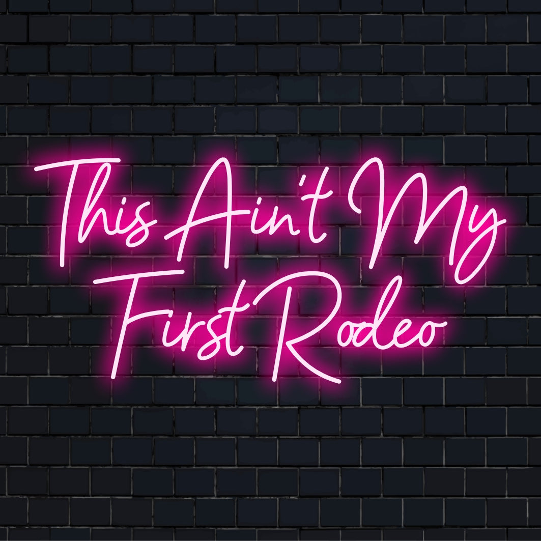 Individuelles LED-Neonschild „This Ain't My First Rodeo“; perfekt, um jedem Raum einen Hauch von kräftigem und verspieltem Neonlichtdekor zu verleihen.