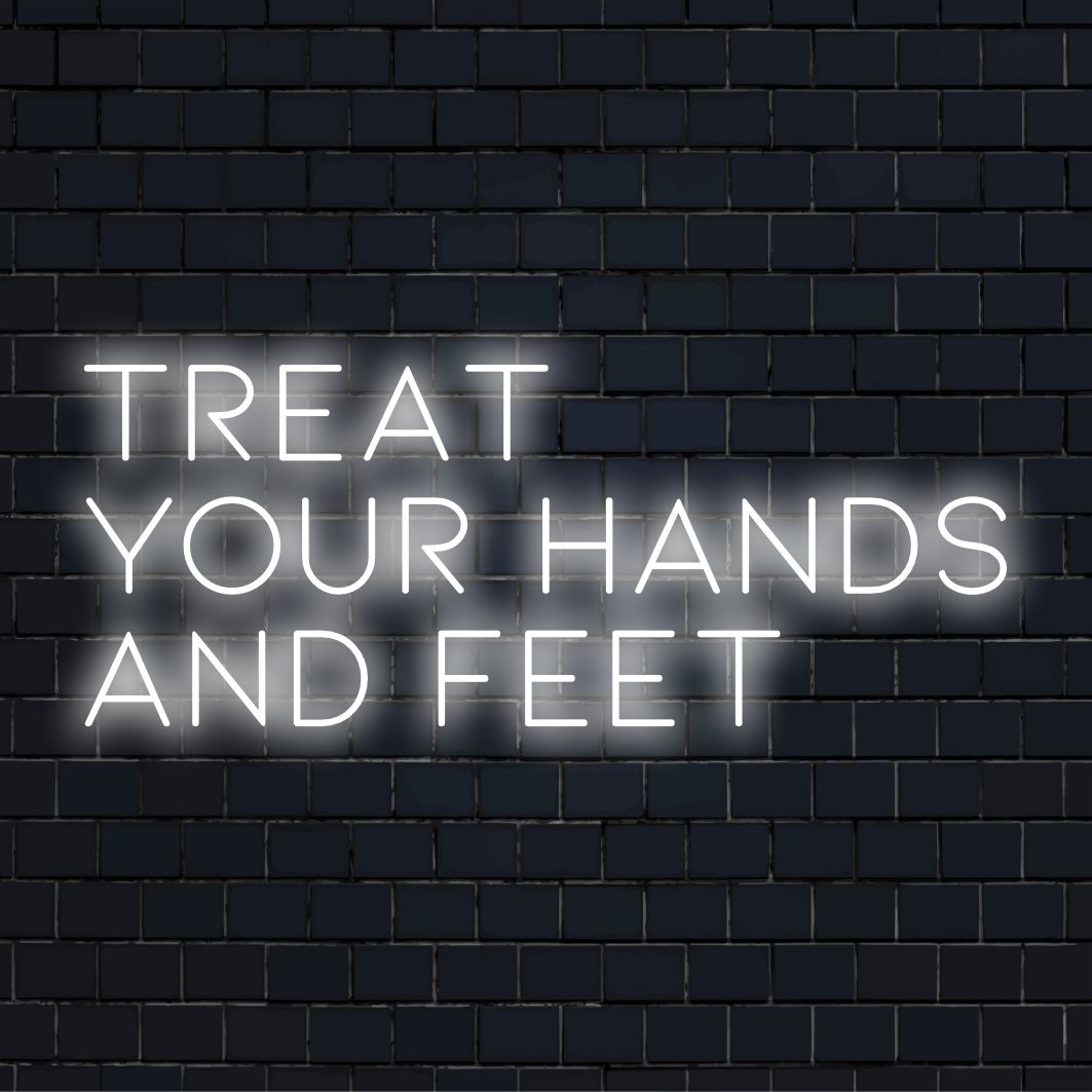 Auffälliges LED-Neonschild mit der Aufschrift „Treat Your Hands And Feet“ in fetter Schrift; ideal für eine lebendige Wanddekoration.