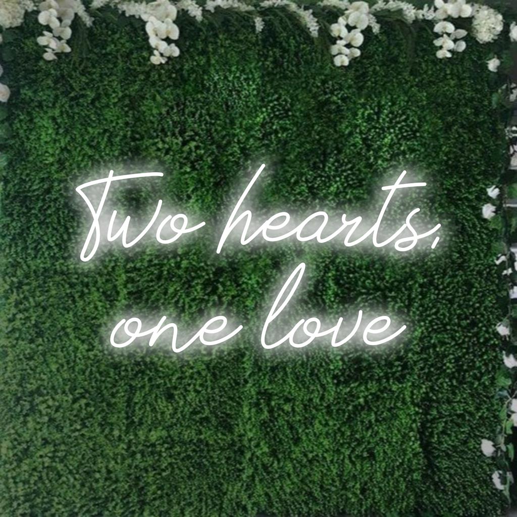 Individuelles LED-Neonschild mit zwei ineinander verschlungenen Herzen und dem Satz „One Love“ in eleganter Schrift; Neon-Wandkunst.