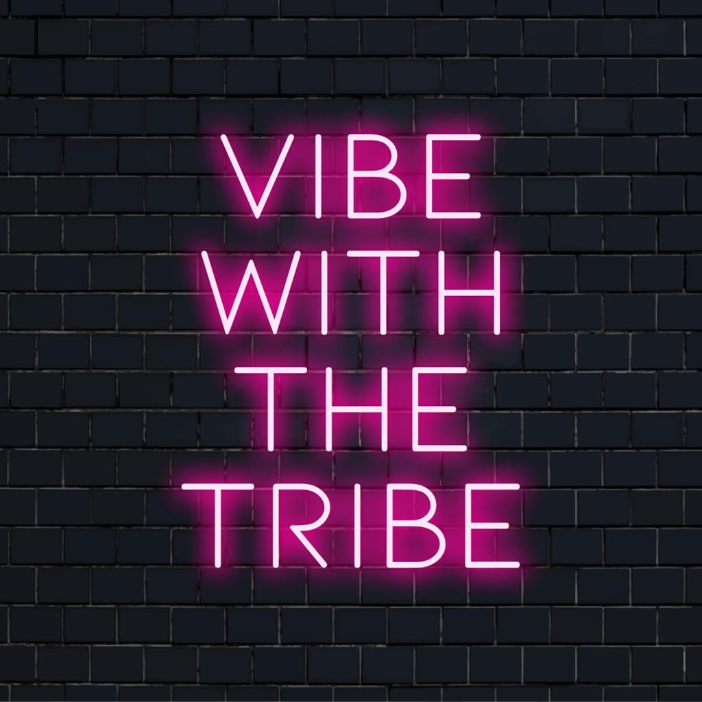 Individuelles LED-Neonschild mit der Aufschrift „Vibe With The Tribe“ in leuchtenden Farben; perfekt für eine einzigartige Wanddekoration und ein gemütliches Ambiente zu Hause.