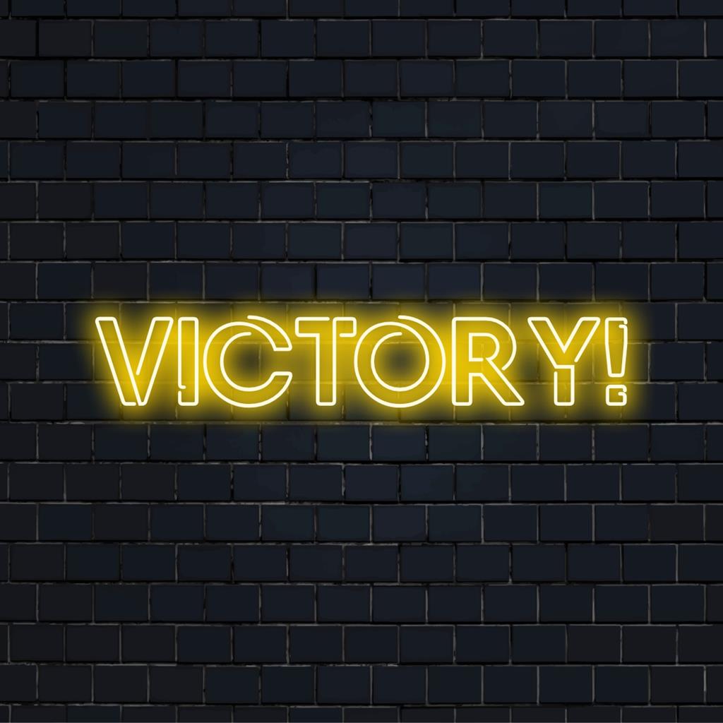 LED-Neonschild mit dem Wort „Victory!“ in fetter Schrift, das hell leuchtet und als personalisiertes Neon-Statement-Piece dient.