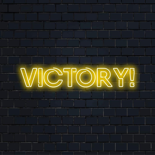 LED-Neonschild mit dem Wort „Victory!“ in fetter Schrift, das hell leuchtet und als personalisiertes Neon-Statement-Piece dient.