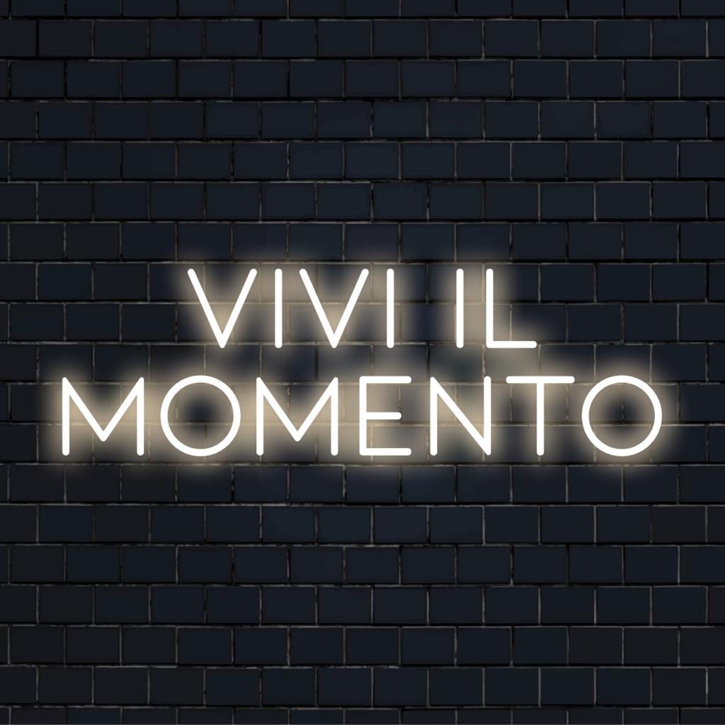 Custom LED neon sign, elegant script reading Vivi IL Momento, vibrant light decor for a stylish ambiance.