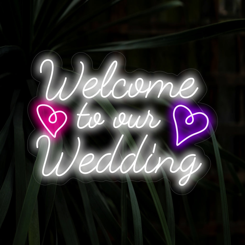 Das Neonschild „Willkommen zu unserer Hochzeit“ lädt freudig ein und feiert mit seinem Neonschein die Vereinigung zweier Herzen in Ihrem Hochzeitsraum.