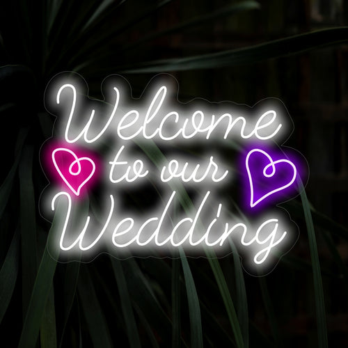 Das Neonschild „Willkommen zu unserer Hochzeit“ lädt freudig ein und feiert mit seinem Neonschein die Vereinigung zweier Herzen in Ihrem Hochzeitsraum.