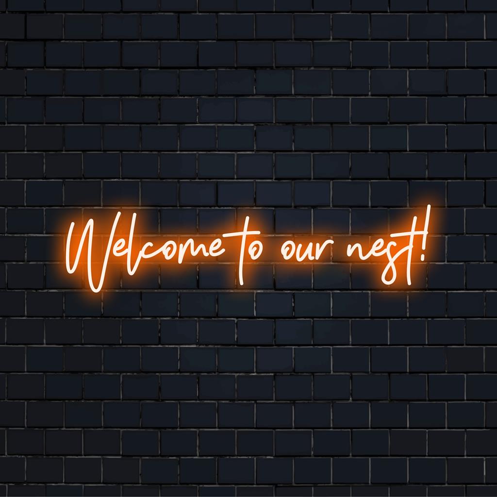 Individuelles LED-Neonschild mit der Aufschrift „Willkommen in unserem Nest!“ in eleganter Schrift, perfekt für eine gemütliche Inneneinrichtung oder als einladende Eingangsdekoration.