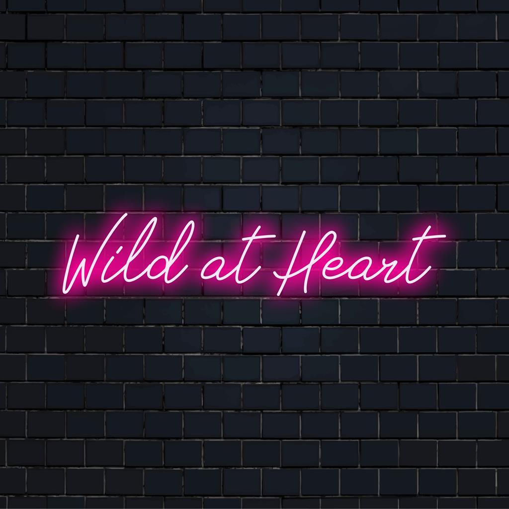 Maßgefertigtes LED-Neonschild „Wild At Heart“, lebendige Neonkunst, perfekt für eine personalisierte Inneneinrichtung.